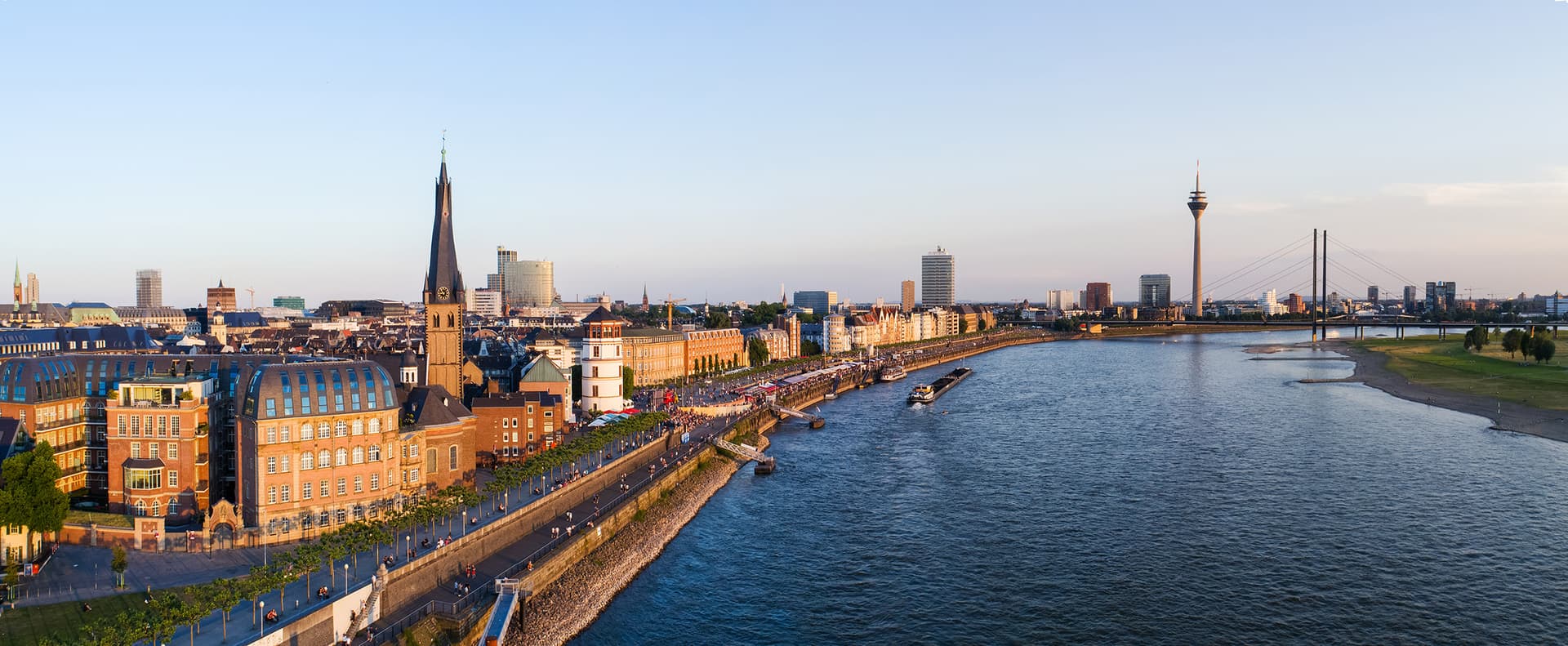 Panoramablick auf Düsseldorf und den Rhein