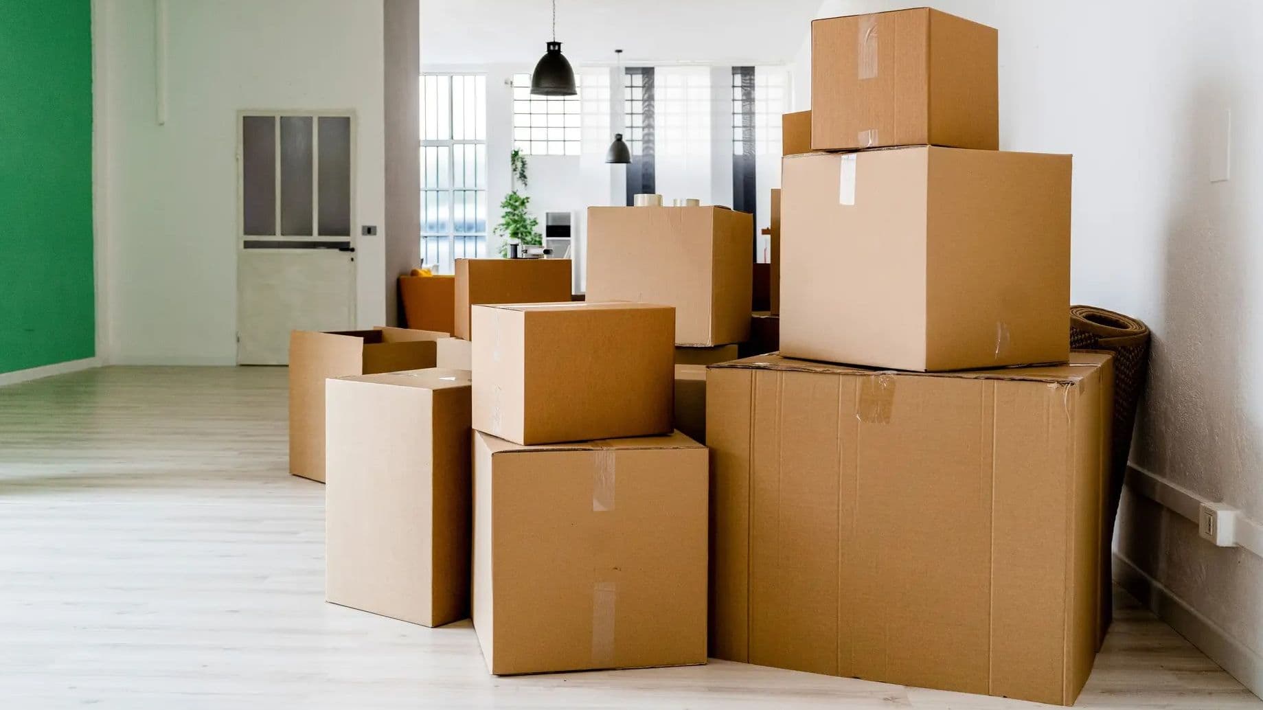 Mehrere Umzugskartons stehen in einer Wohnung