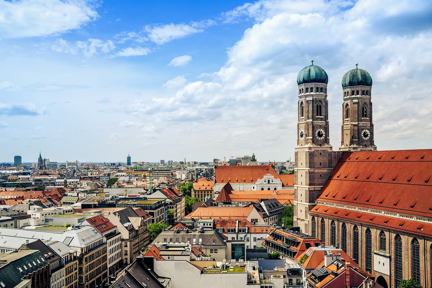 Münchener Skyline mit Frauenkriche vor blauem Himmel