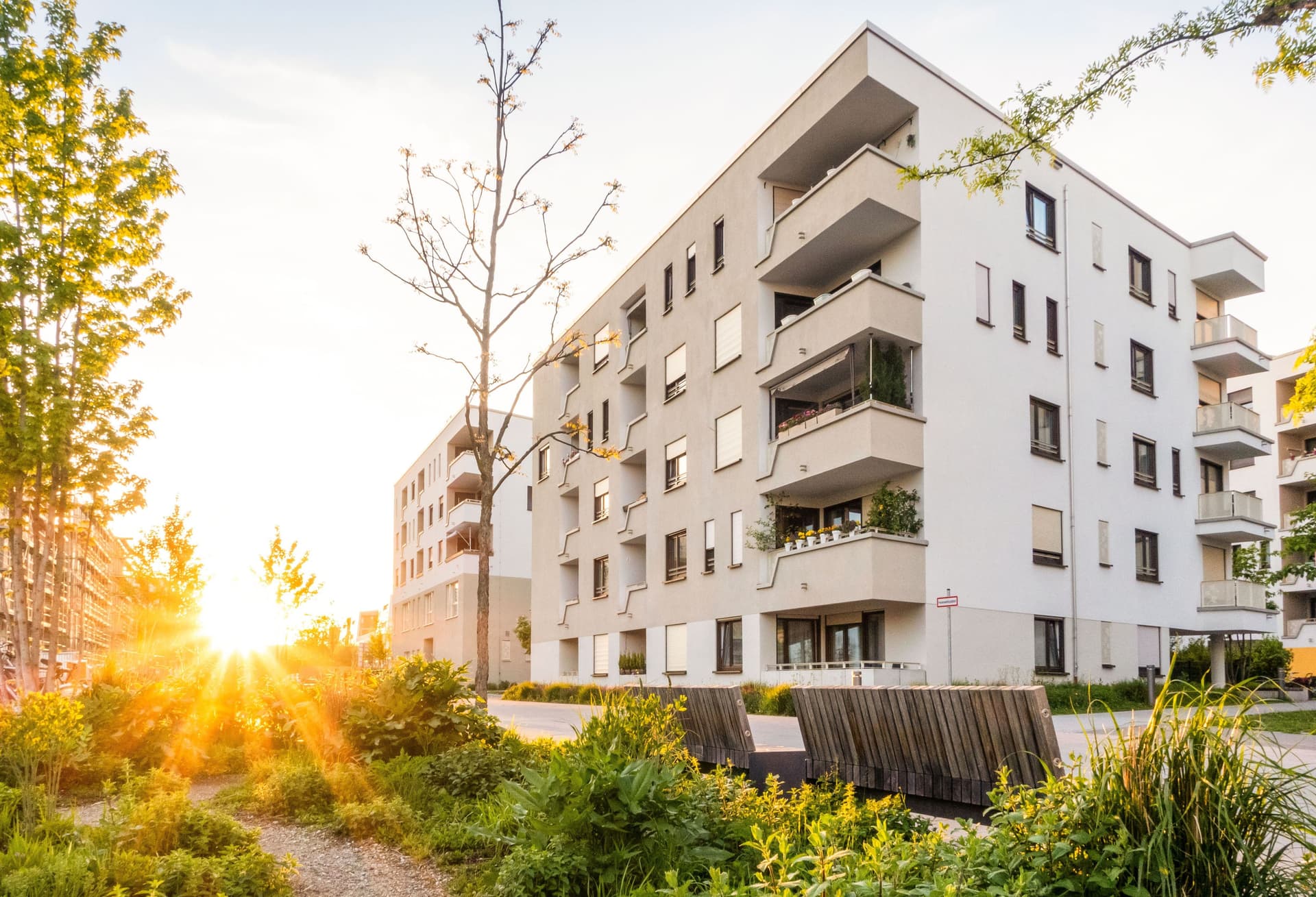 Ein modernes Mehrfamilienhaus.