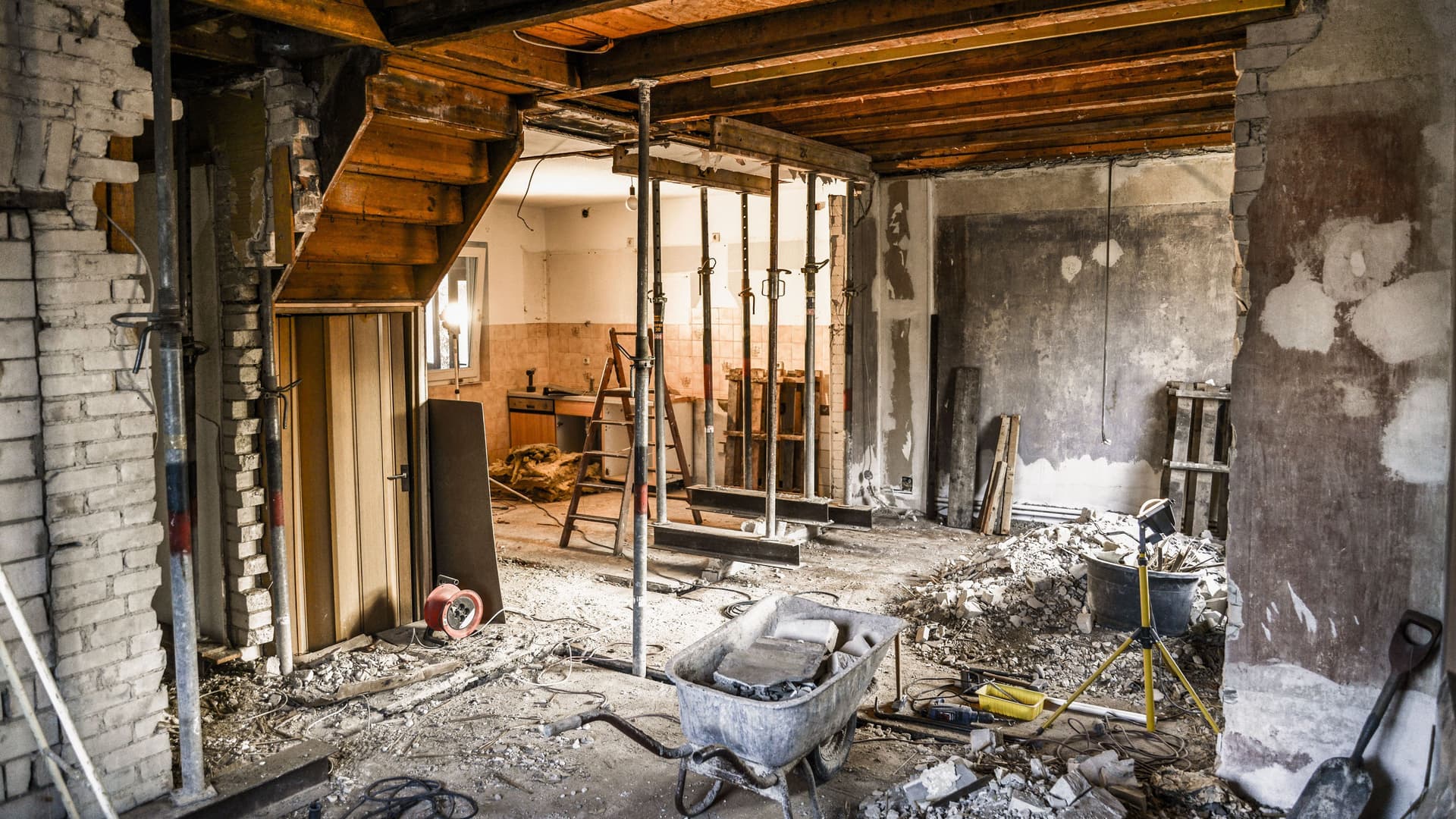 Sanierung eines Raumes in einem Haus. Eine Baustelle mit Stützpfeilern.