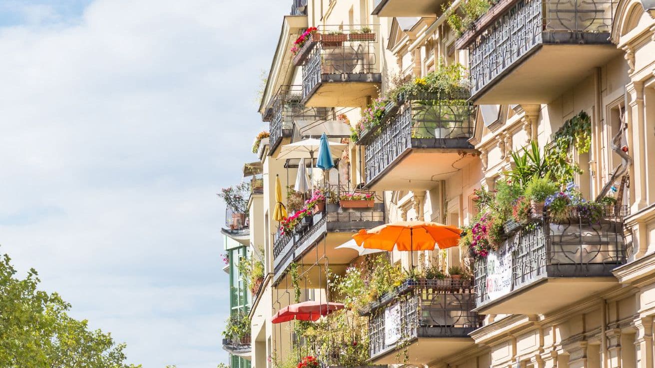 Strassenzug von mehreren Altbauten