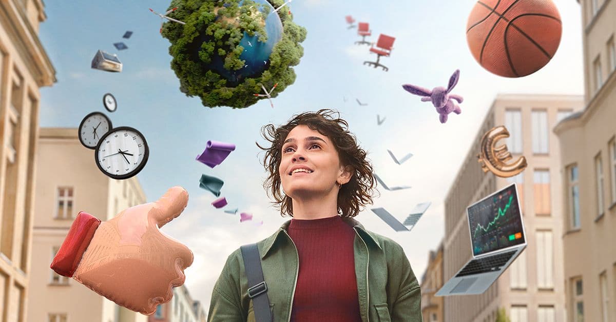 Student mit Laptop unterm Arm blickt über seine Schulter Richtung Kamera.