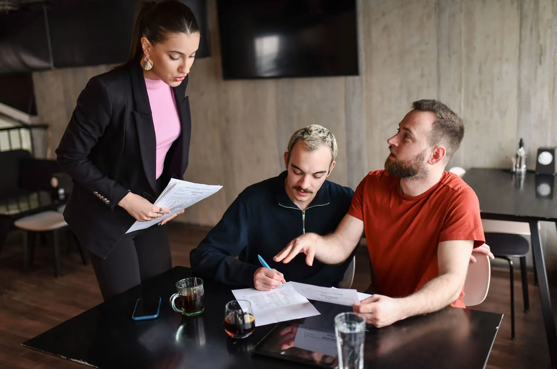 Anwältin hilft homosexuellem Paar bei der Begleichung ihrer Erbschaftsdokumente