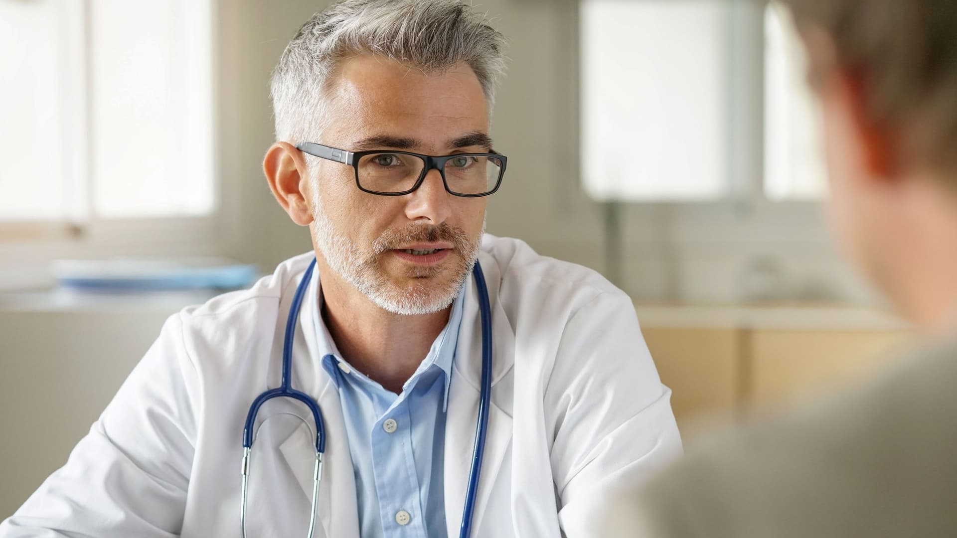 Ein Doktor im Gespräch mit einem Patienten.
