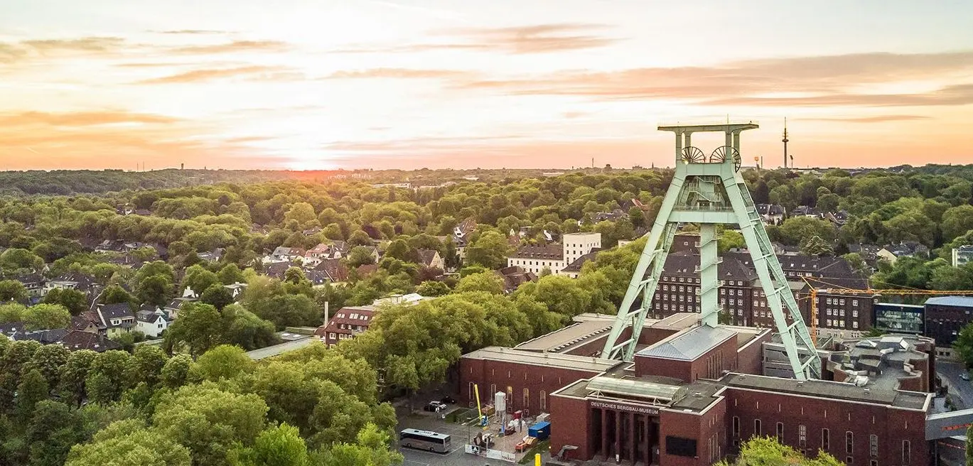 Deutsches Bergbau-Museum Bochum, Förderturm bei Sonnenuntergang.