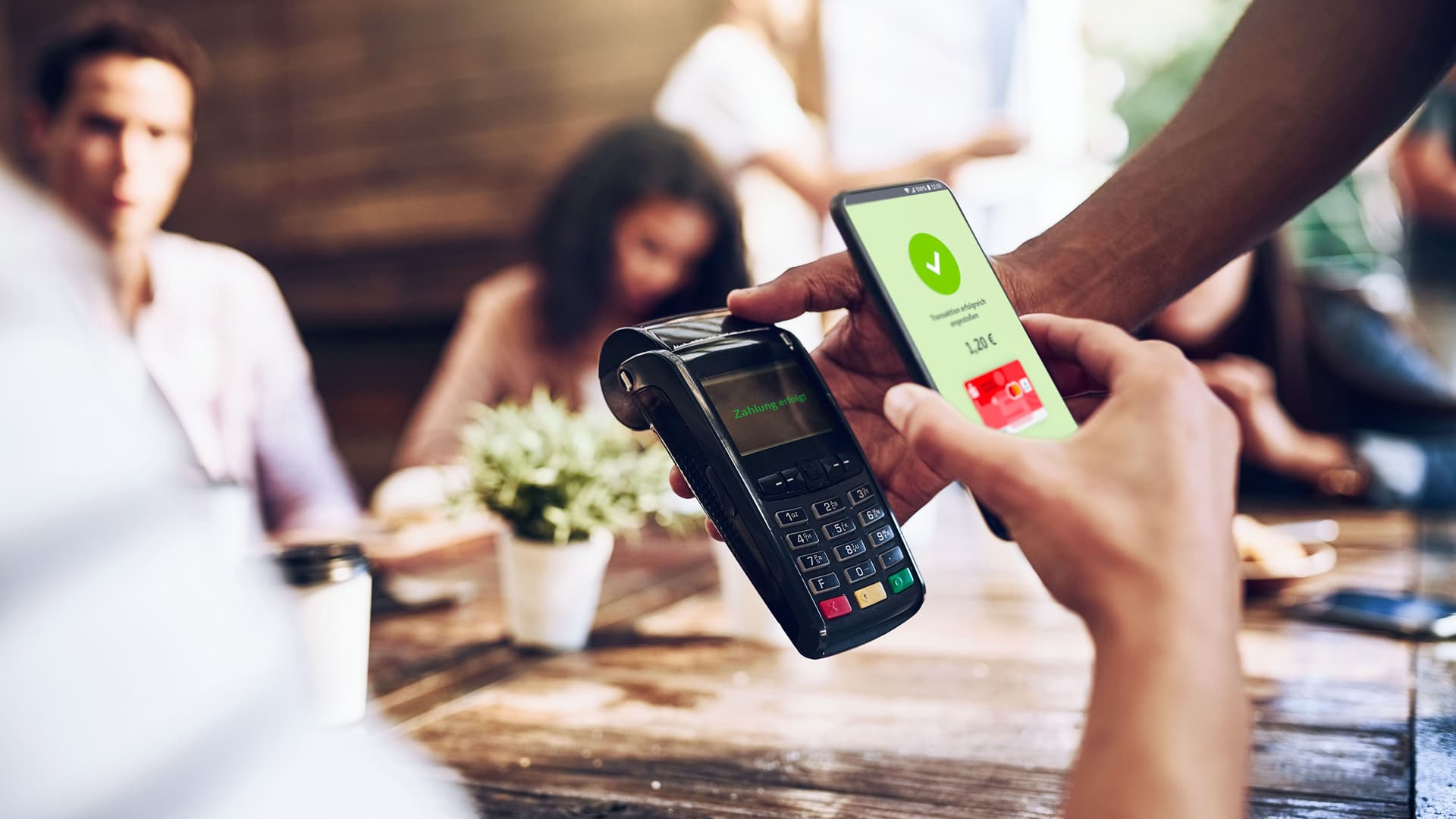 Mann bezahlt Kontaktlos im Restaurant