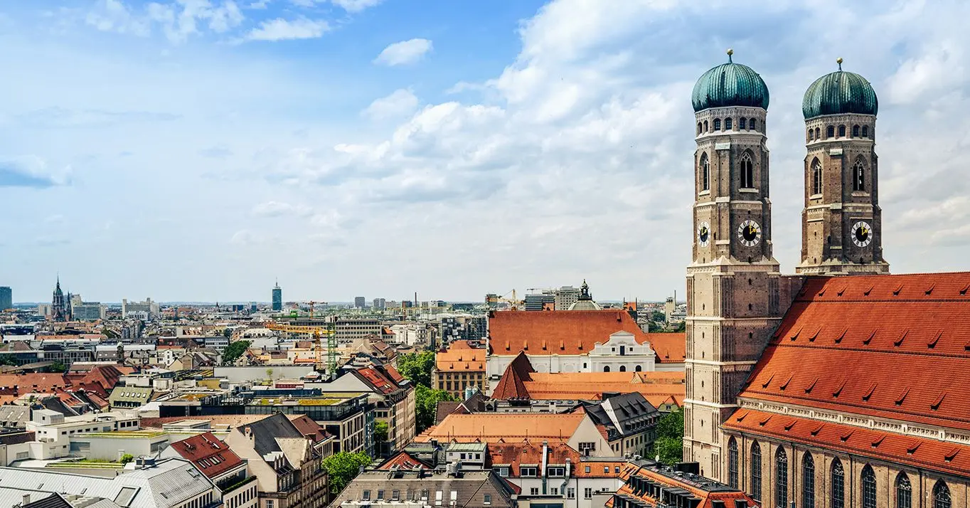 Münchener Skyline mit Frauenkriche vor blauem Himmel