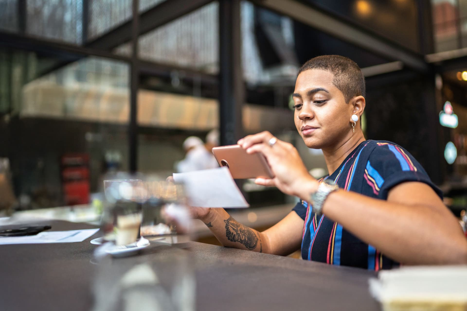Junge Frau macht ein Foto von einem Papier.