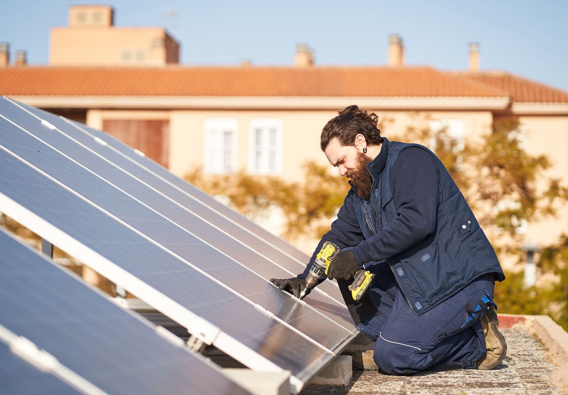 Solartechniker installiert eine Photovoltaikanlage auf einem Dach, um erneuerbare Energie zu gewinnen.