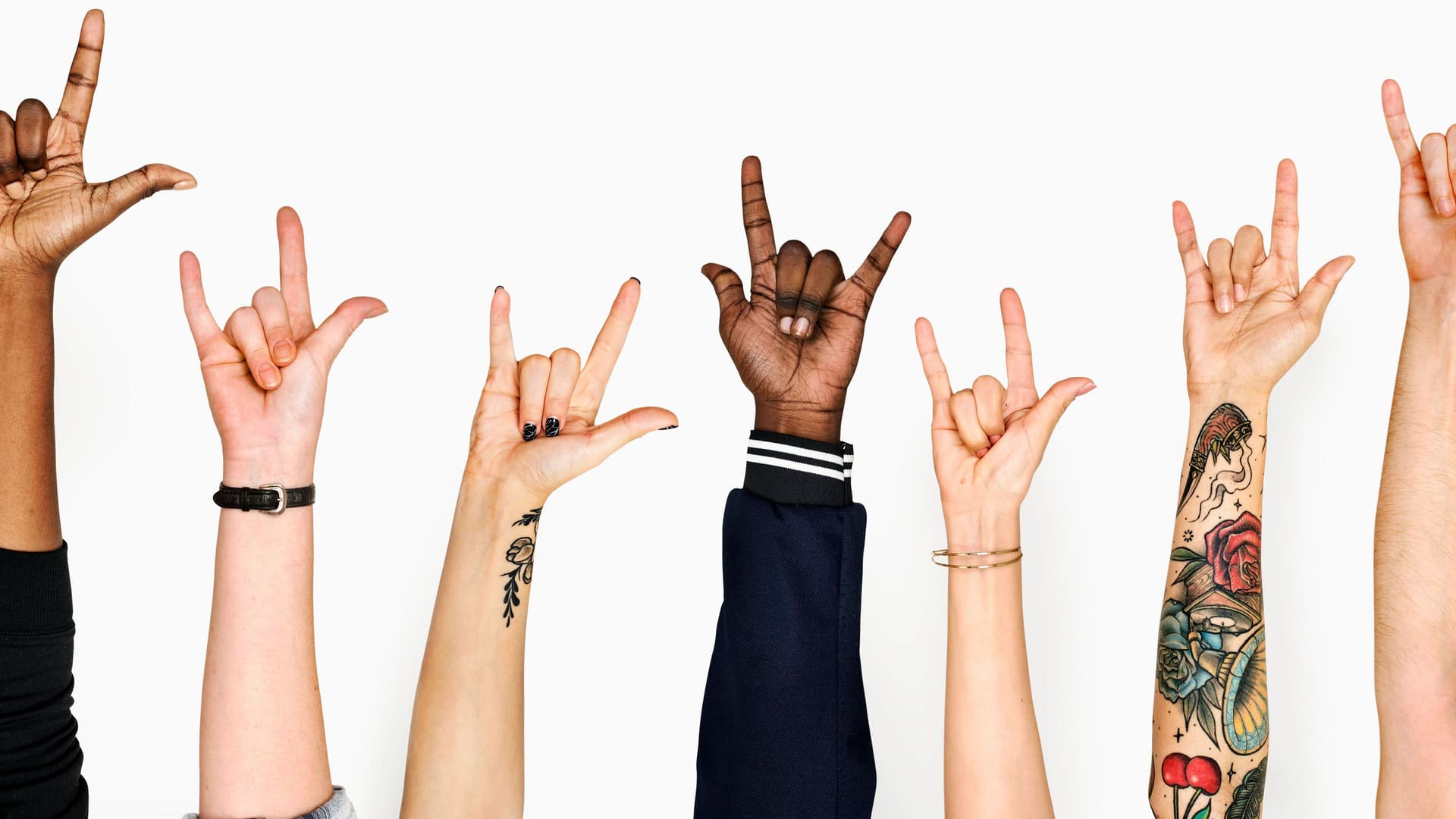 Diverse Hände zeigen die "Rock On"-Geste.